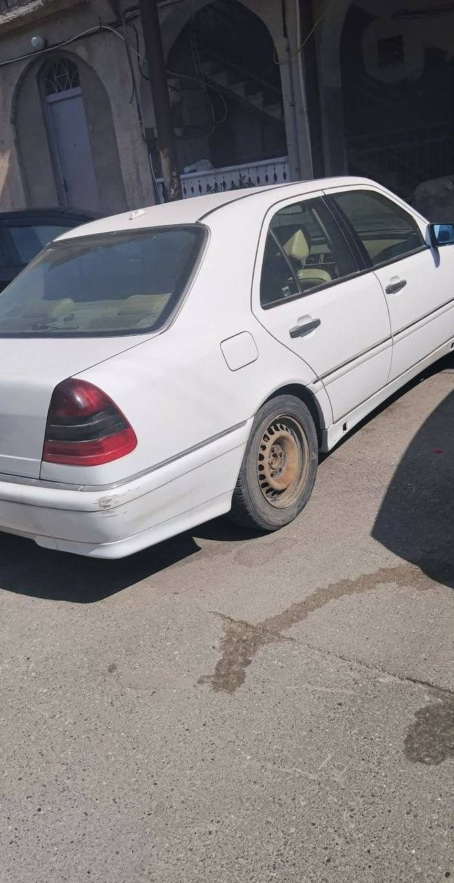 Автомобиль Mercedes-Benz C230, год