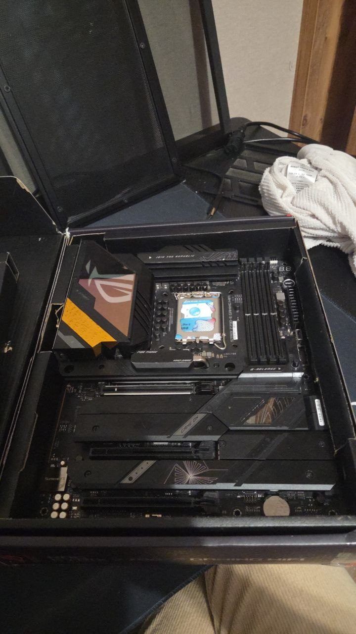 Материнская плата Asus Z790 ROG Strix E Gaming WiFi