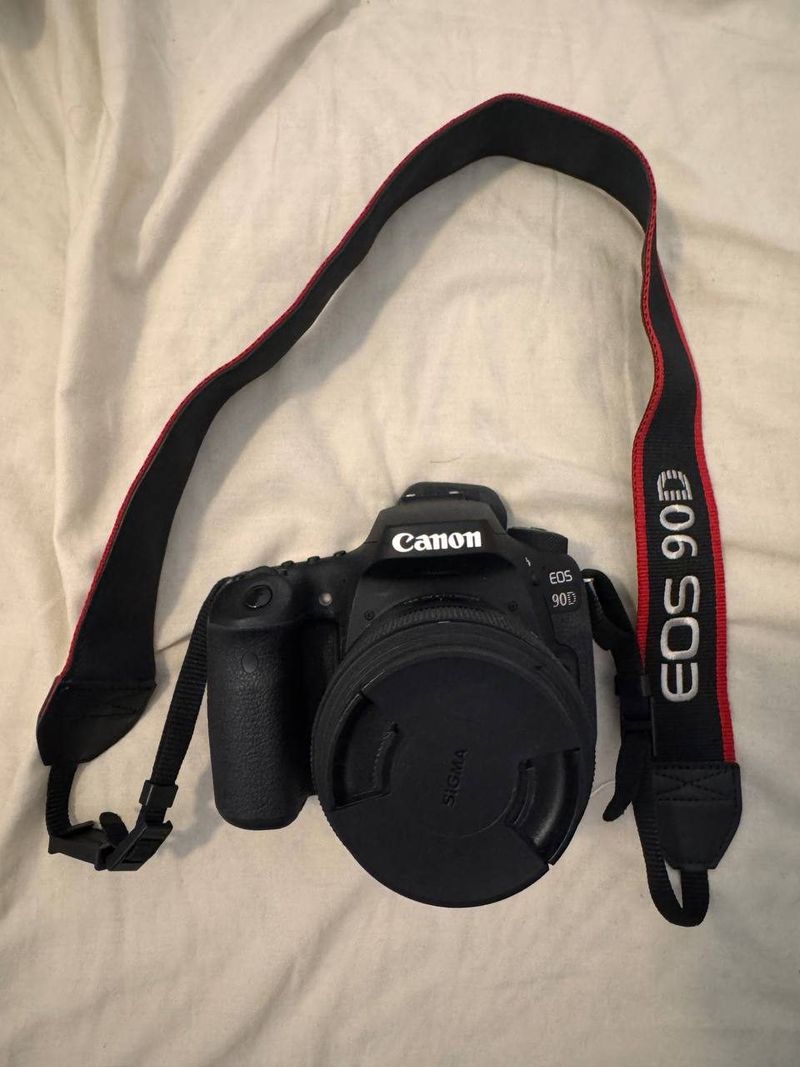 Фотоаппарат и объектив Canon 90D, объектив Sigma 30mm