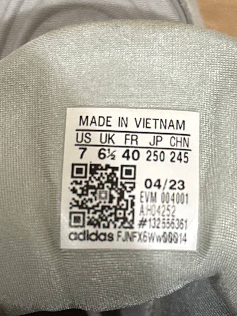 Кроссовки adidas Ozelia, размер 40
