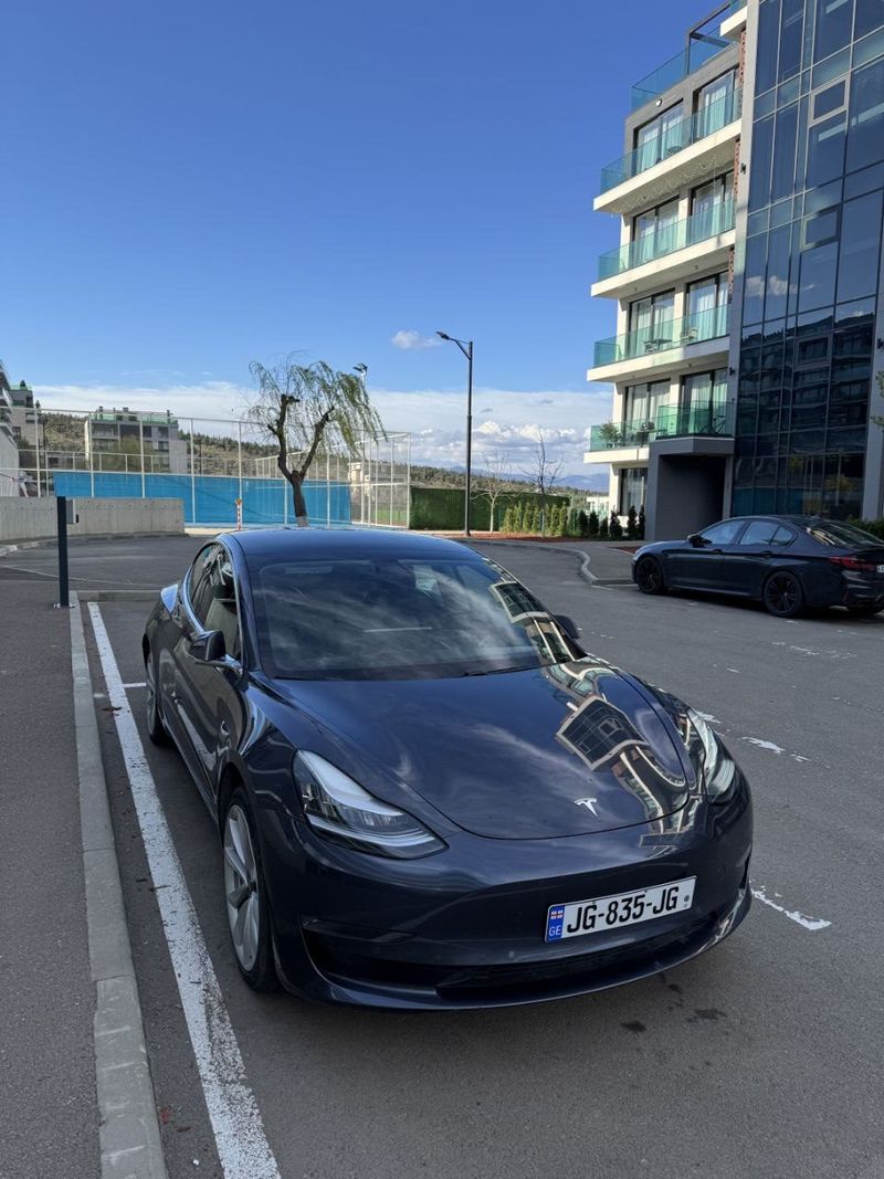 Электромобиль Tesla Model 3, 2019 год