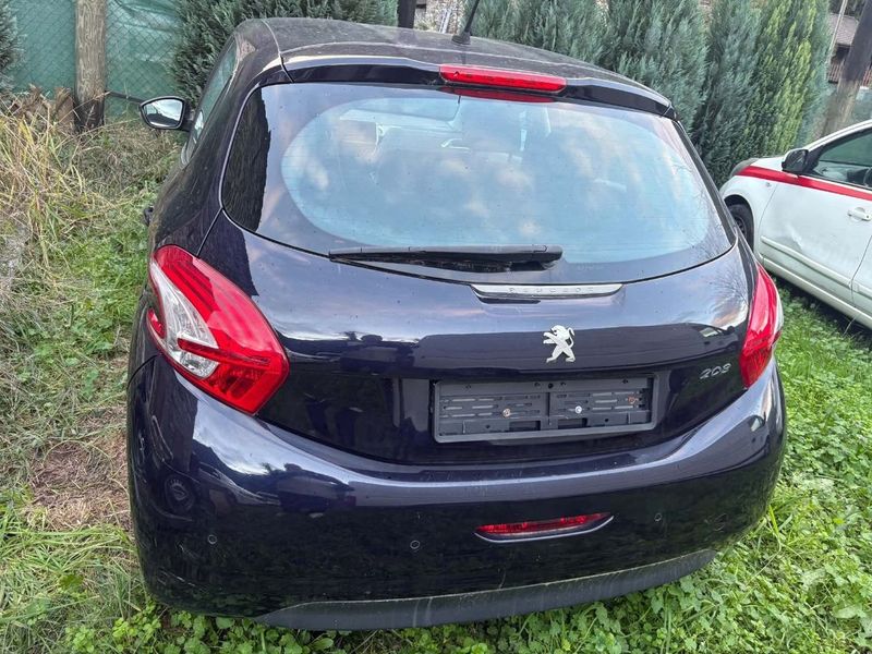Автомобиль PEUGEOT 208, 2015