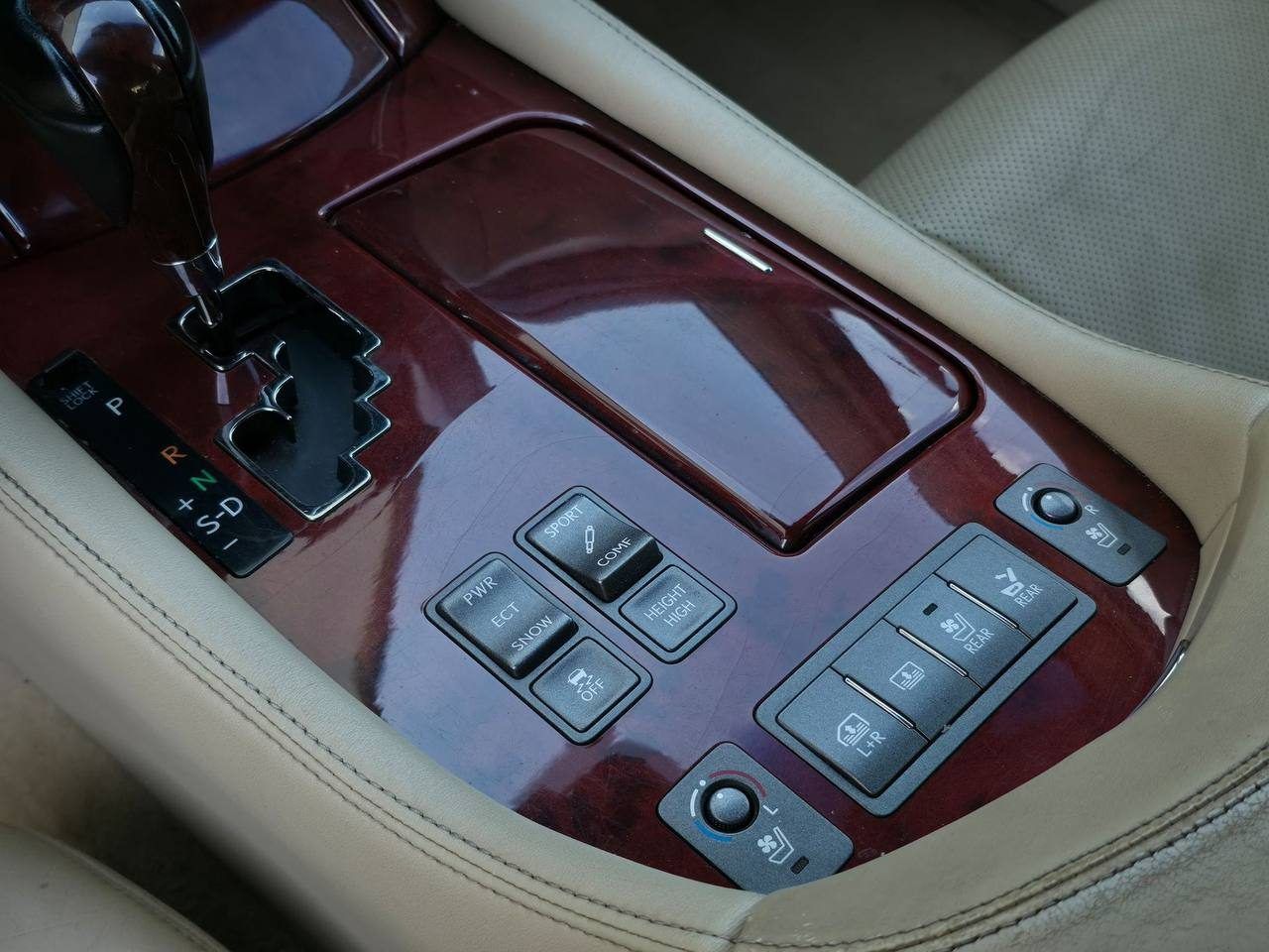 Автомобиль Lexus LS460, 2007 год