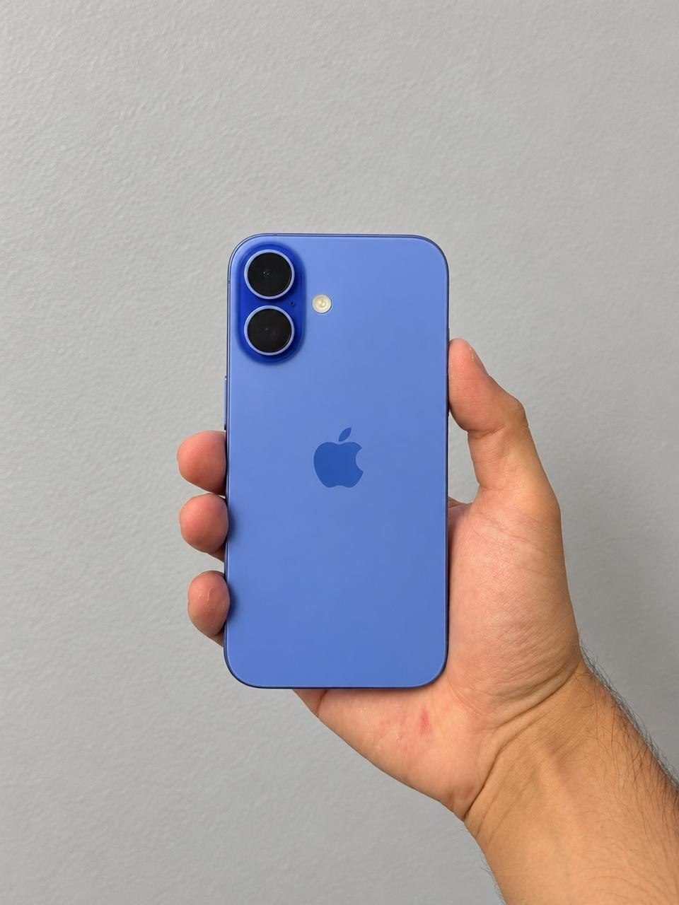 Смартфон Apple iPhone 16, SIM + eSIM