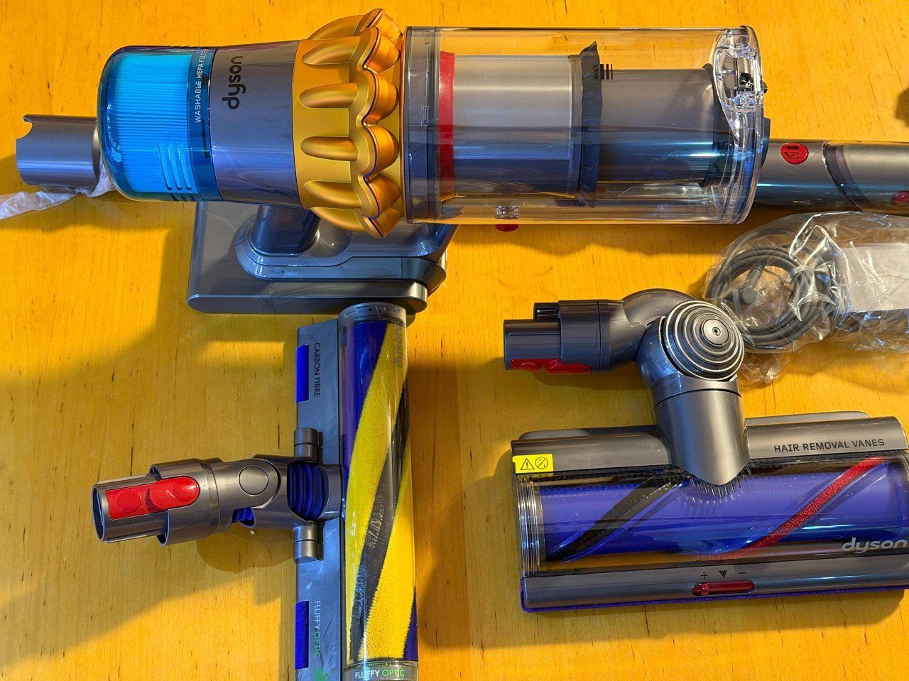 Пылесос Dyson V15, новый