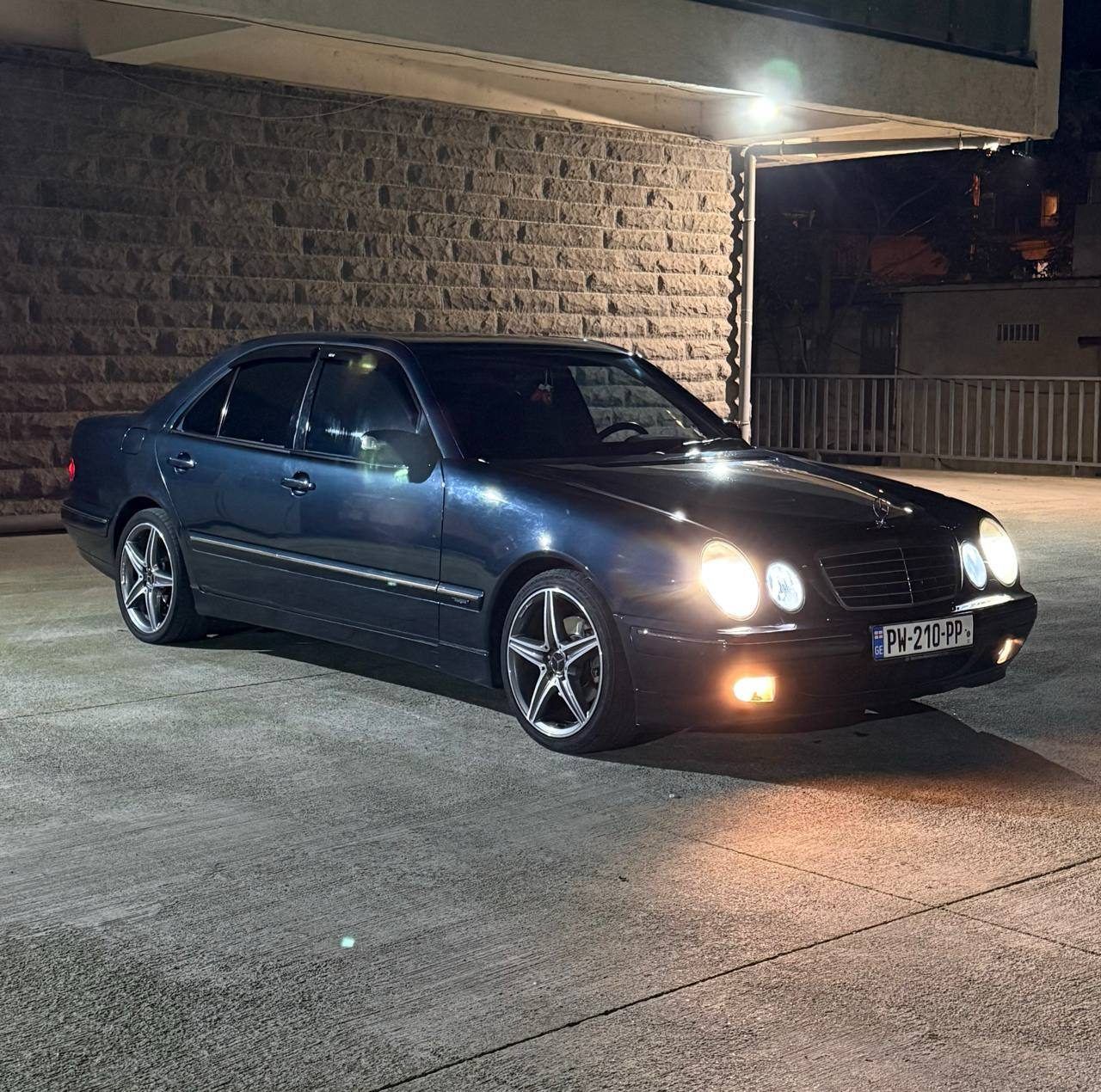 Автомобиль Mercedes Benz W210 E320, 2000-х