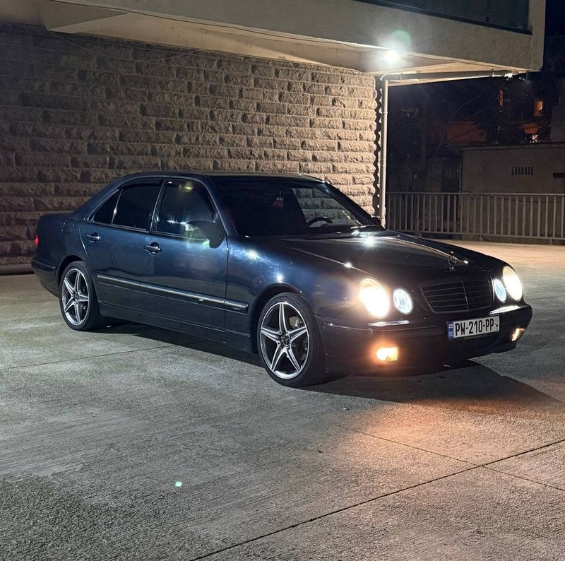 Автомобиль Mercedes Benz W210 E320, 2000-х