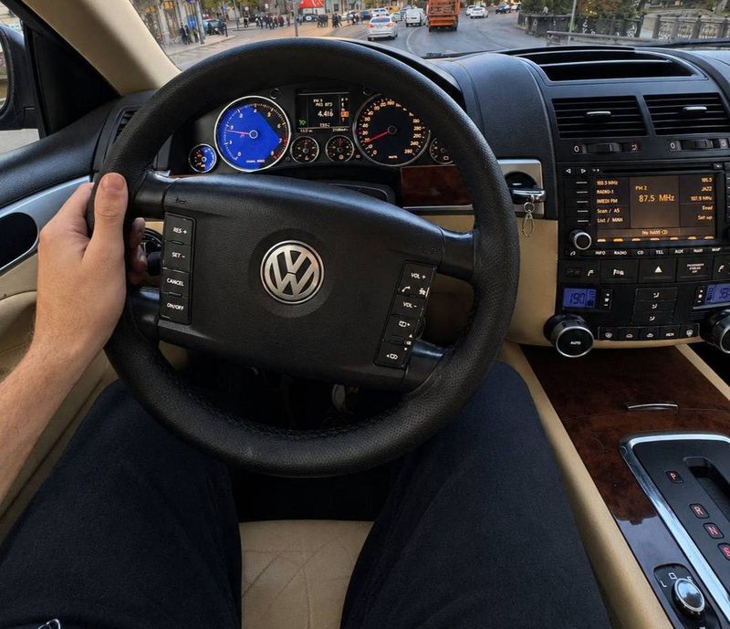 Автомобиль Volkswagen Touareg, 2004