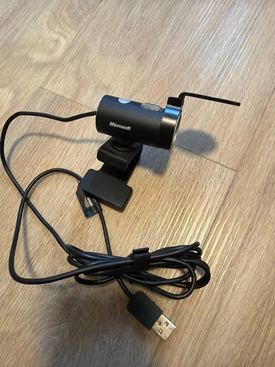 USB камера Microsoft LifeCam Cinema: HD 720p, автофокус, встроенный микрофон.