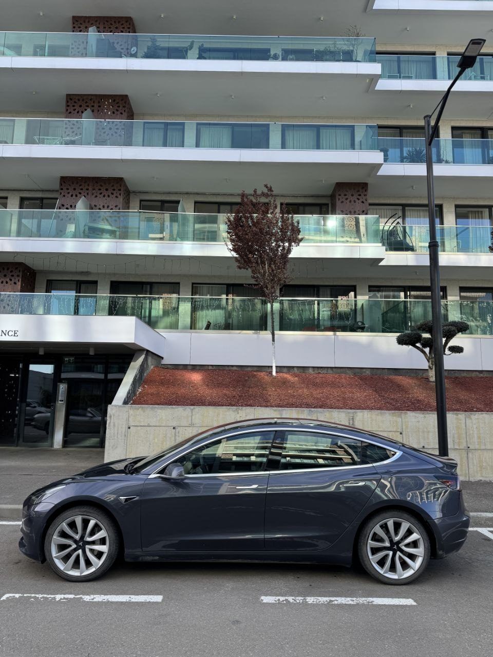 Электромобиль Tesla Model 3, 2019 год