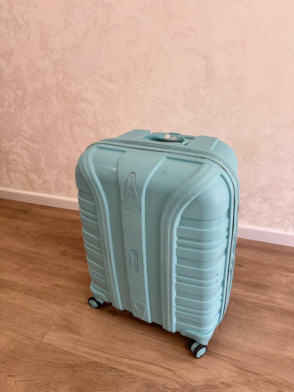 Чемодан, размер средний