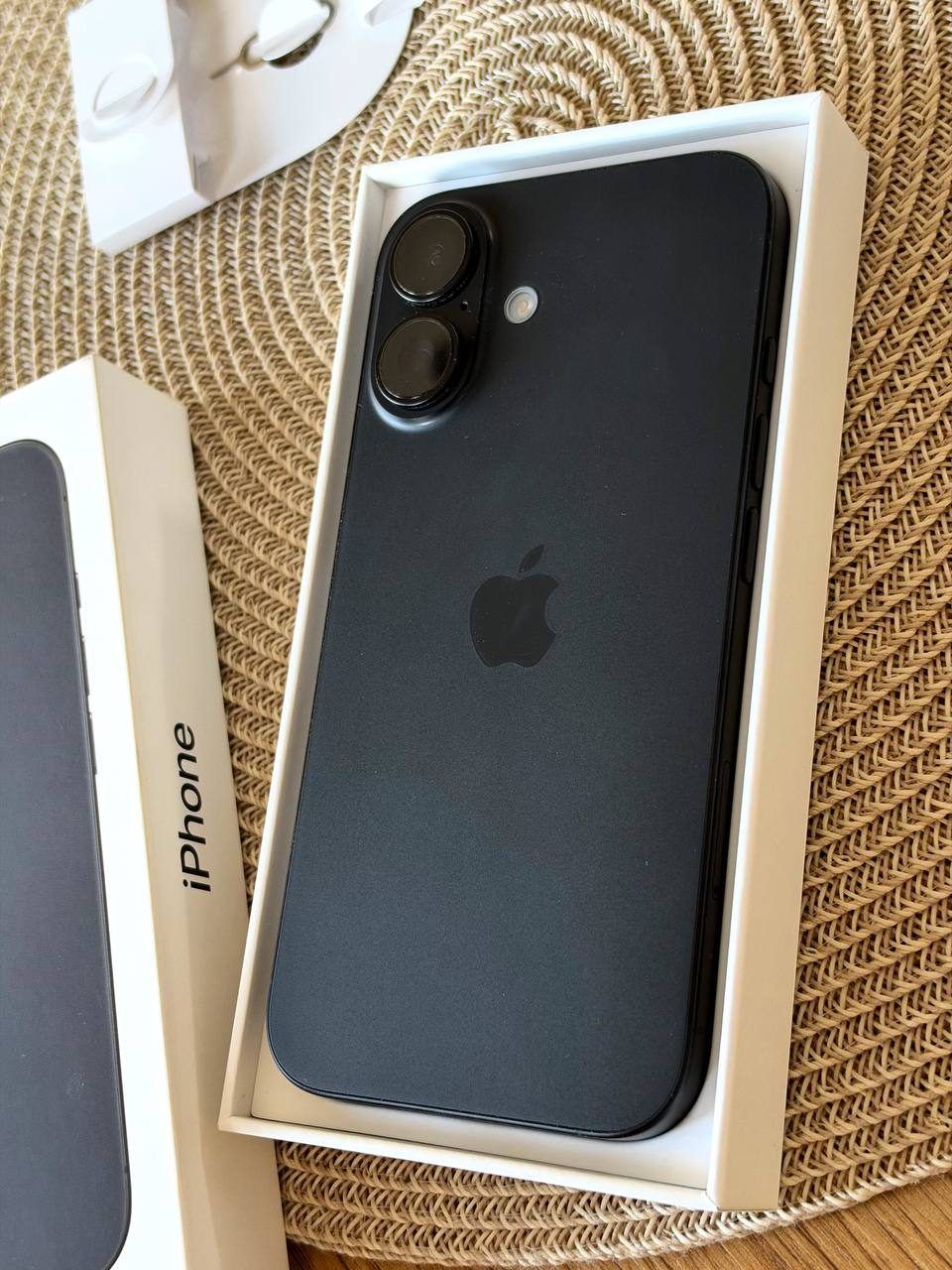 Смартфон iPhone 16, 256 ГБ