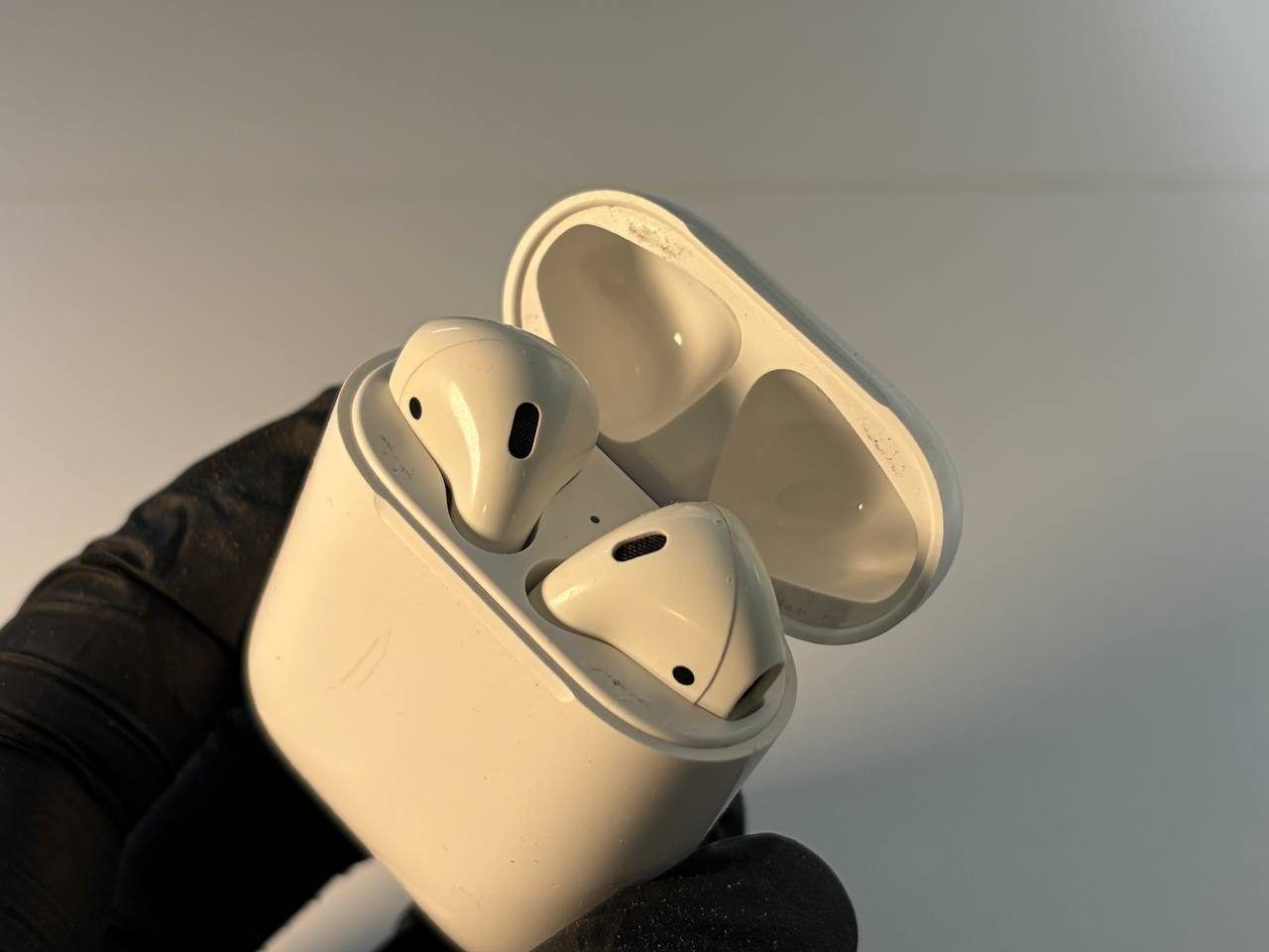 Также продам AirPods 2 в полностью рабочем состоянии. Оригинал, хорошо держат за