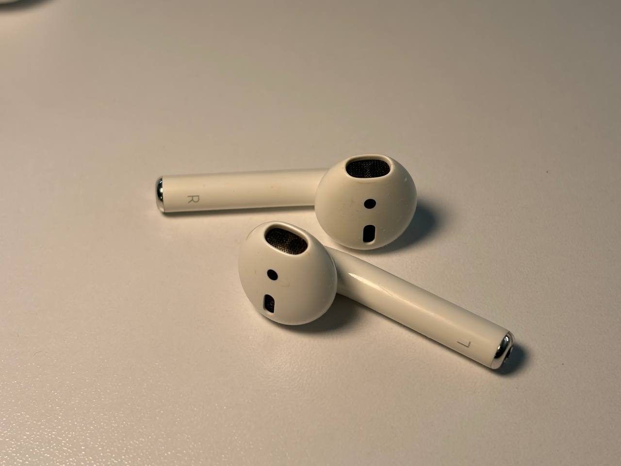 Также продам AirPods 2 в полностью рабочем состоянии. Оригинал, хорошо держат за