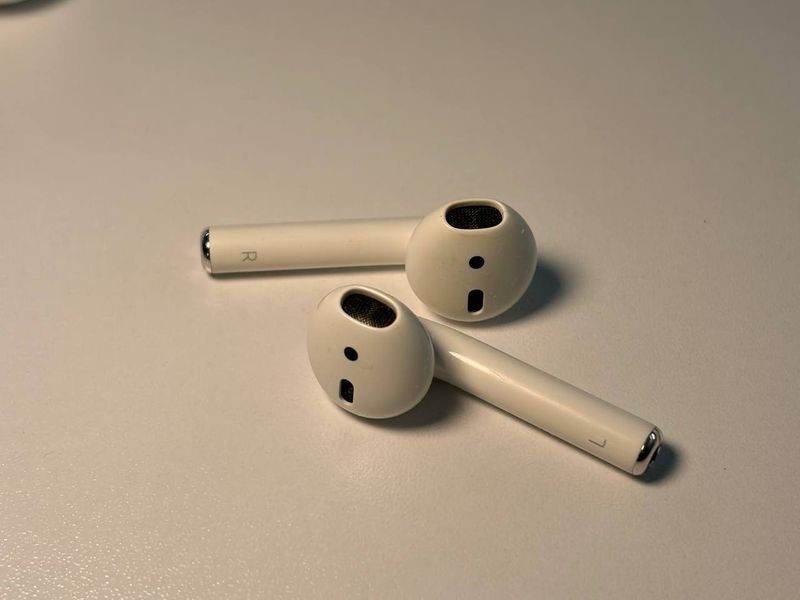 Также продам AirPods 2 в полностью рабочем состоянии. Оригинал, хорошо держат за