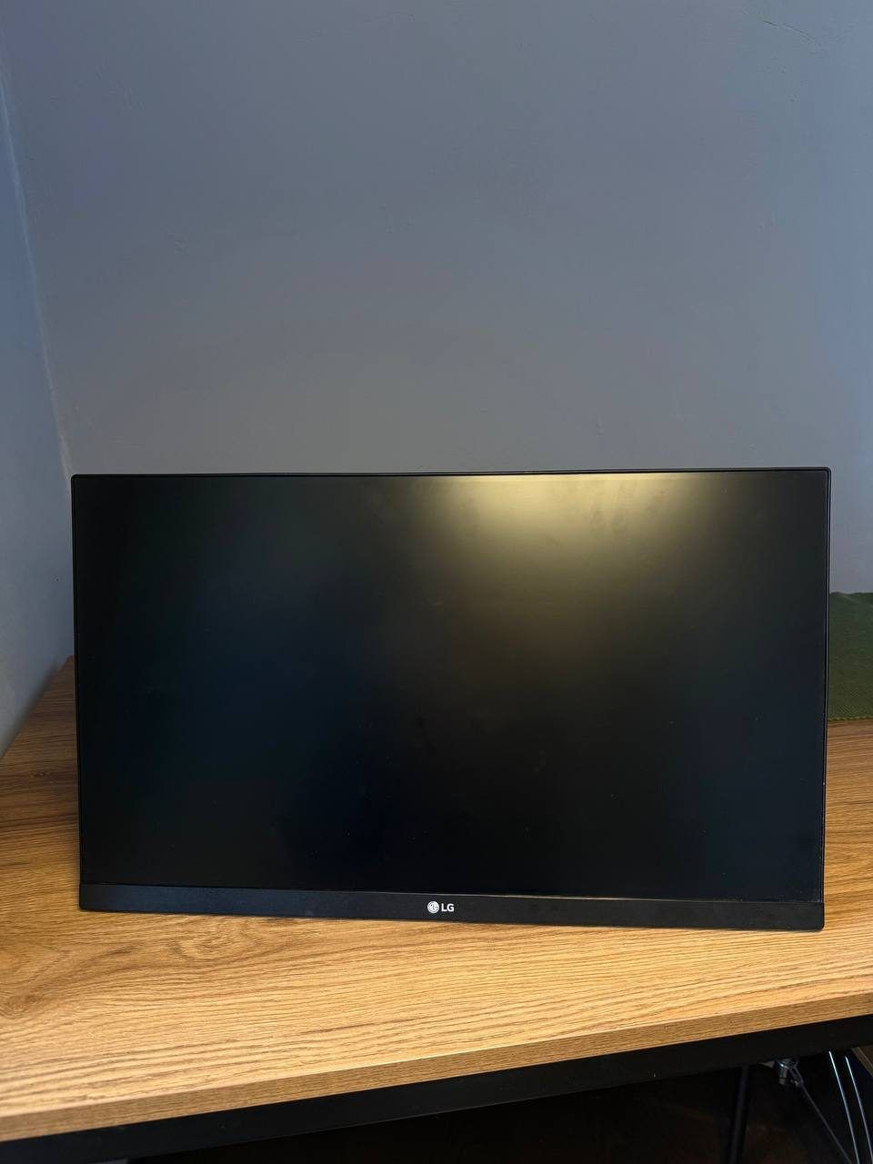 Монитор и кронштейн LG, 21,5 дюймов