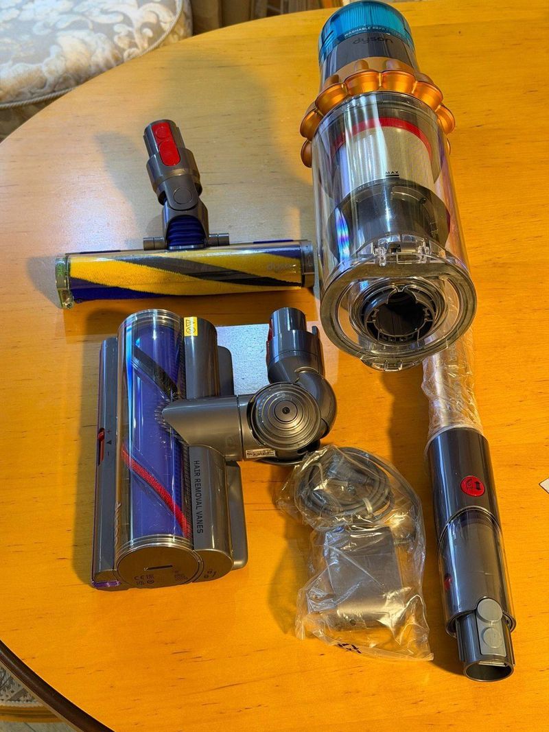 Пылесос Dyson V15, новый