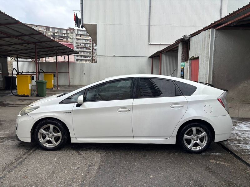 Автомобиль Toyota Prius 30, 2011 год