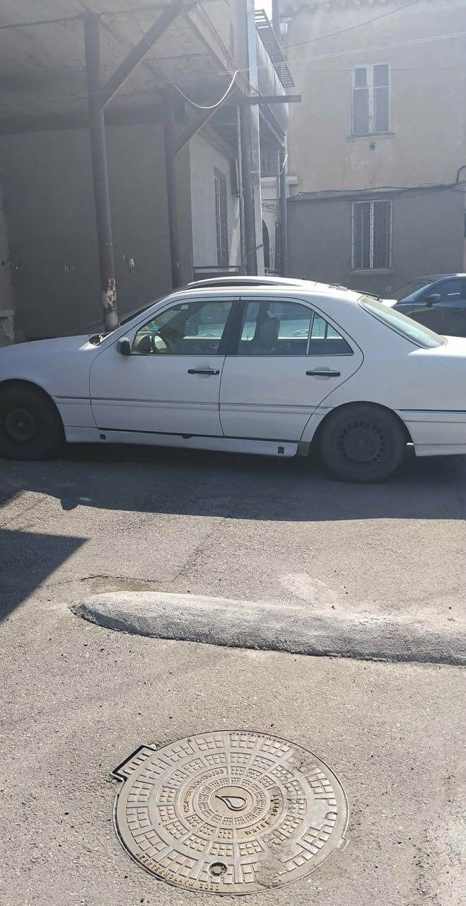 Автомобиль Mercedes-Benz C230, год