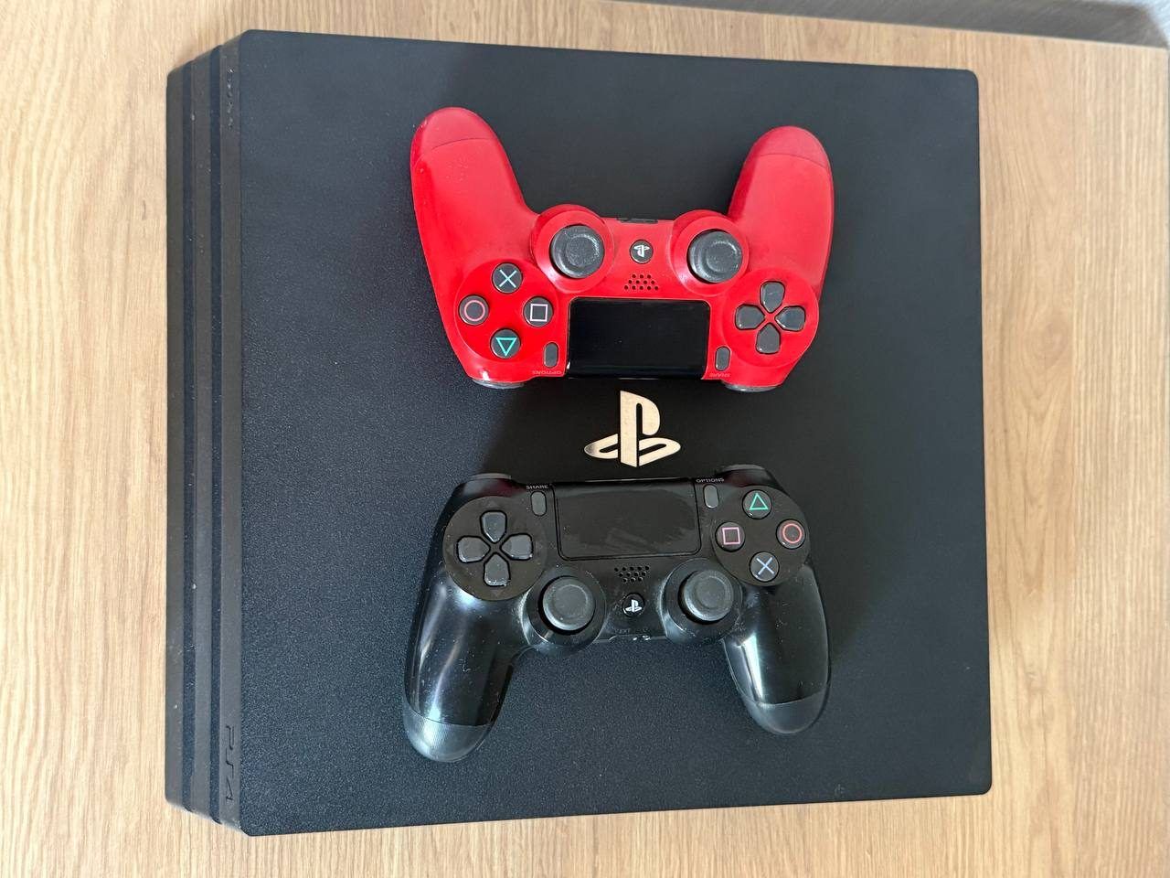 Игровая приставка Sony PlayStation 4 Pro, с двумя джойстиками