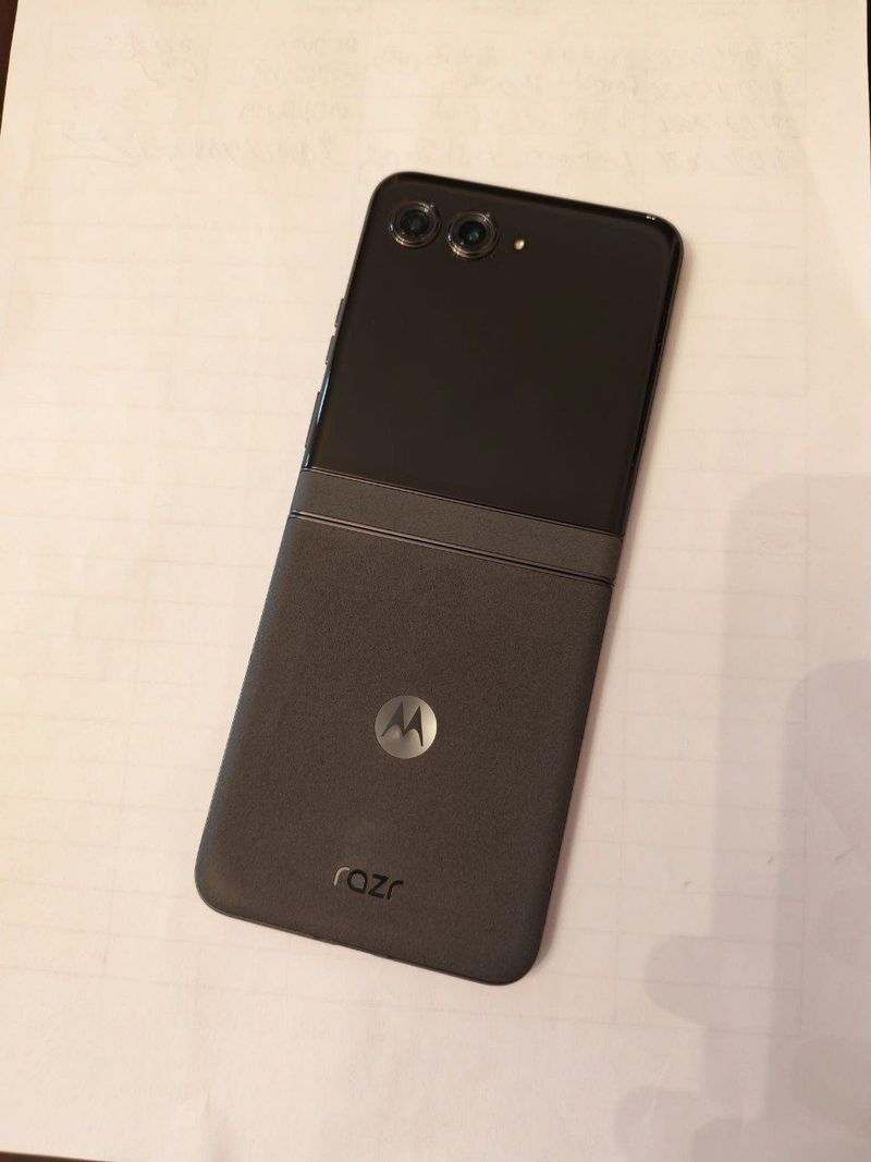 Смартфон Motorola Razr, 2024